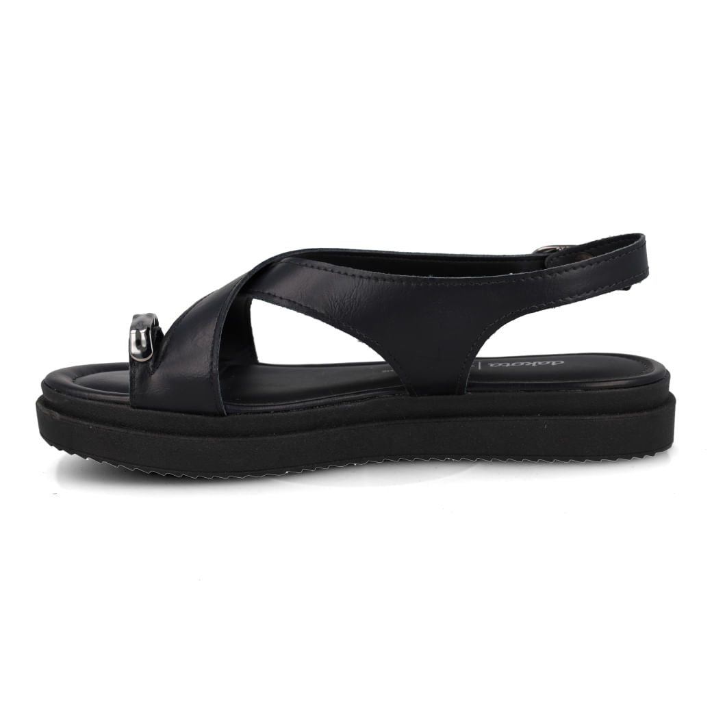 Vista traseira da sandália Dakota preta exibindo fivela oval prateada e palmilha acolchoada